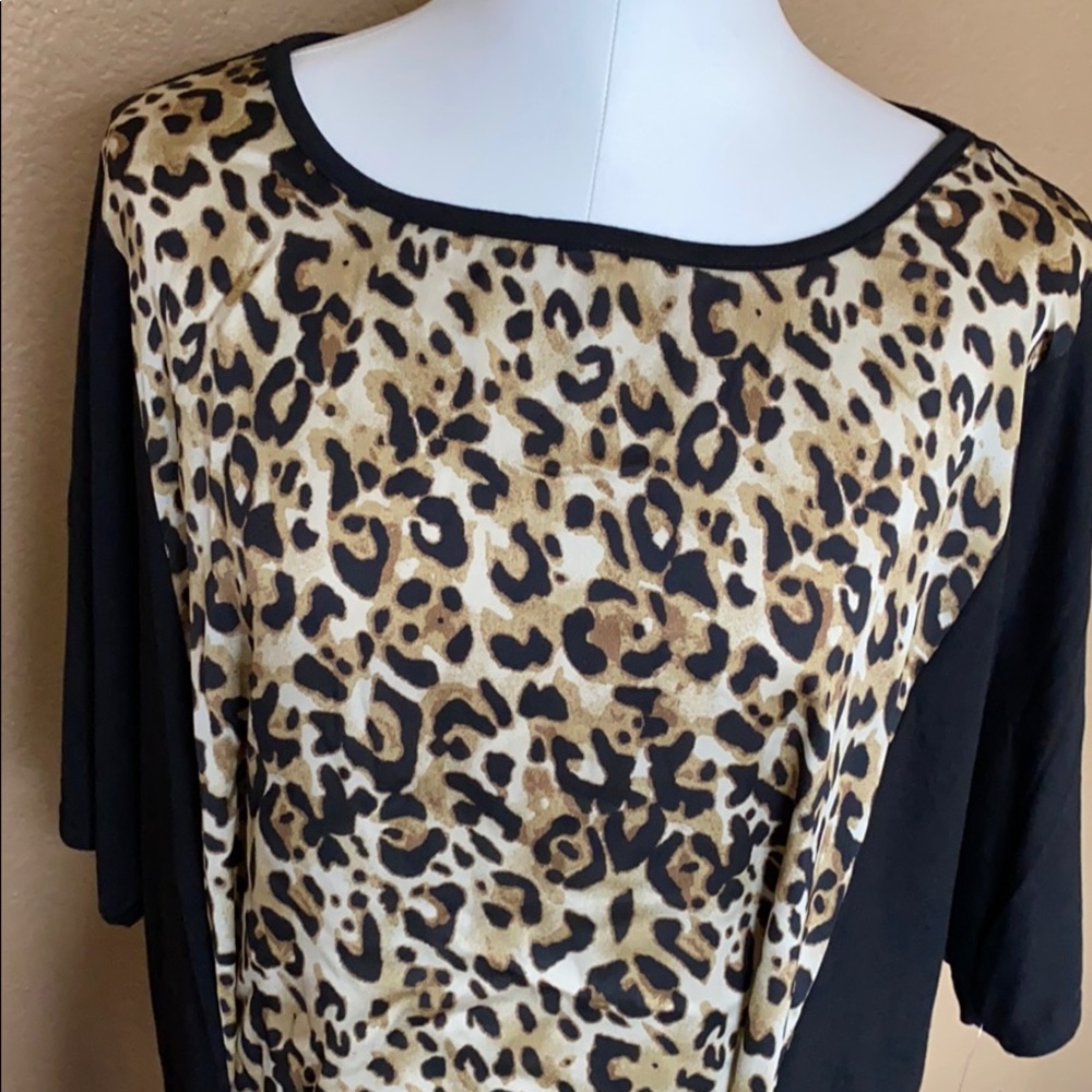 Blouse top Leopard print silk front soft fabric in black. size 3X Short sleeve.
